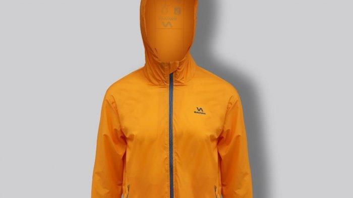 Selain tampak fashionable, jaket berwarna cerah dari Savana ini juga memudahkan penggunanya terlihat oleh pendaki lain.