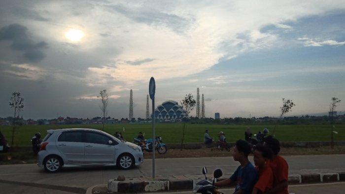 Menikmati senja di Jalan Baru Gedebage, Kota Bandung