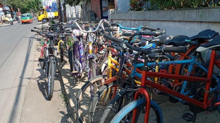 penjual sepeda bekas di jalan raya Rancaekek – Majalaya Desa Rancaekek Wetan Kecamatan Rancaekek Kabupaten Bandung.