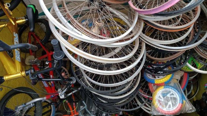 penjual sepeda bekas di jalan raya Rancaekek – Majalaya Desa Rancaekek Wetan Kecamatan Rancaekek Kabupaten Bandung.
