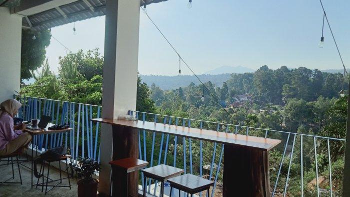 Pemandangan ke Gunung Tangkuban Parahu di Sinih Kopi Jalan Bukit Pakar Timur, Dago Atas, Kota Bandung