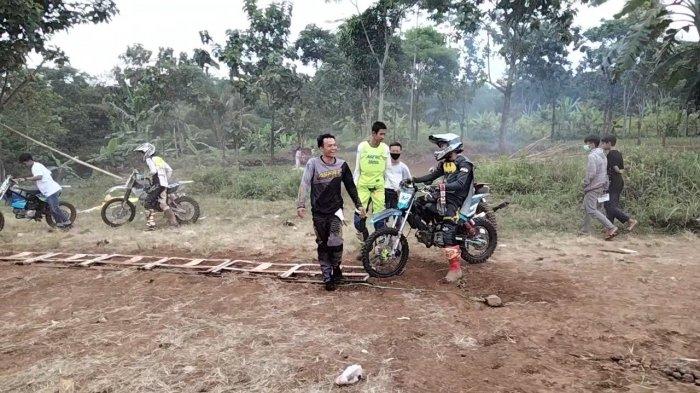 Sejumlah crosser bersiap menjajal Sirkuit Pacuan Kuda Kuningan di Jalan Baru Cijoho, Kuningan.