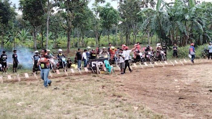 Sejumlah crosser menjajal Sirkuit Pacuan Kuda Kuningan di Jalan Baru Cijoho, Kuningan.