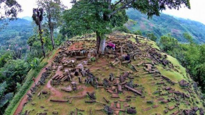 Situs budaya megalitik di Kampung Gunung Padang RT 01/08, Desa Karyamukti, Kecamatan Campaka, Kabupaten Cianjur.