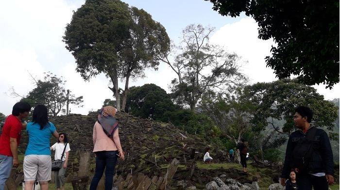 Sejumlah wisatawan mengunjungi Situs Gunung Padang di Kampung Gunung Padang, Desa Karyamukti, Kecamatan Campaka, Kabupaten Cianjur.