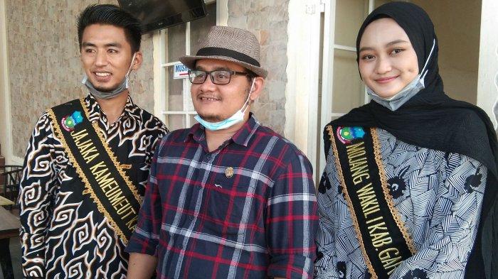 Ketua Komisi I DPRD Garut, Subhan Fahmi diapit mojang dan jajaka Kabupaten Garut