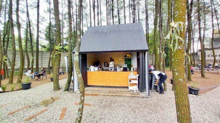Kedai Teduh Coffee di Jalan Pinus Raya, Cinambo, Kota Bandung yang berkonsep semikontainer.