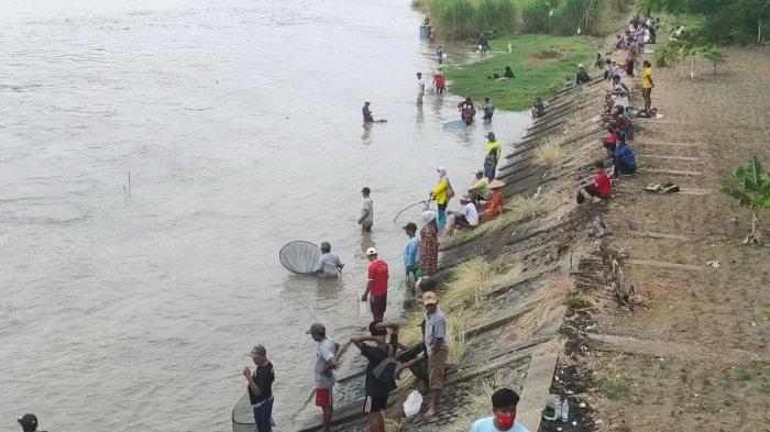 Warga berkumpul di tepi Sungai Cimanuk yang berada persis di Bendung Rentang Jatitujuh, Majalengka, Senin (19/10/2020).