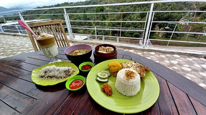 Beragam menu di Teras Luhur Cafe. Di antaranya paket ayam pejet mozza, dimsum, mie kelelep, pisang susu keju, dan dalgona coffee.
