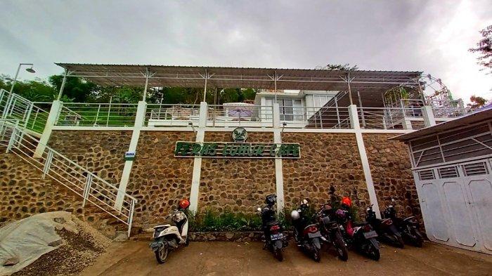 Bangunan Teras Luhur Cafe berkonsep semi outdoor di Jalan Curug Cinulang, Dampit, Kecamatan Cicalengka, Kabupaten Bandung.