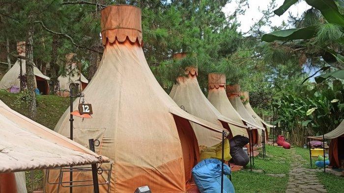 Area kemping ala hutan di The Lodge Maribaya