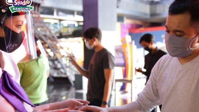 Pemeriksaan tiket masuk di Trans Studio Bandung, Jalan Gatot Subroto, Bandung