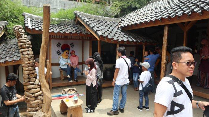 Suasana keramaian pengunjung yang datang ke wilayah spot Korea di The Great Asia Africa, Lembang