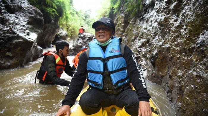 Bupati Bandung mencoba arung jeram di wisata edukasi Sungai Dewi Hurip Cigeureuh Astaraja, Desa Margahurip, Kecamatan Banjaran, Kabupaten Bandung