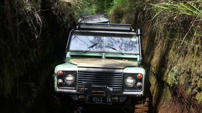 Sejumlah mobil Land Rover yang tergabung dalam Land Rover Club Bandung (LRCB) melakukan penjelajahan hutan membawa wisatawan berwisata offroad di trek Sukawana - Cikole, Kabupaten Bandung Barat, Rabu (2/12/2020)