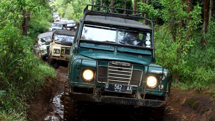 Sejumlah mobil Land Rover yang tergabung dalam Land Rover Club Bandung (LRCB) melakukan penjelajahan hutan membawa wisatawan berwisata offroad di trek Sukawana - Cikole, Kabupaten Bandung Barat, Rabu (2/12