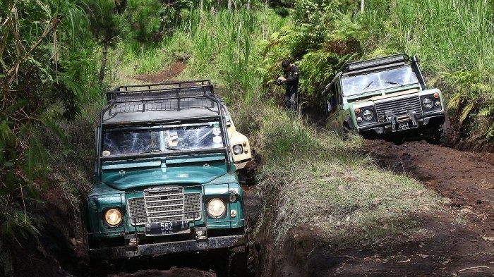 Sejumlah mobil Land Rover yang tergabung dalam Land Rover Club Bandung (LRCB) melakukan penjelajahan hutan membawa wisatawan berwisata offroad di trek Sukawana - Cikole, Kabupaten Bandung Barat, Rabu (2/12