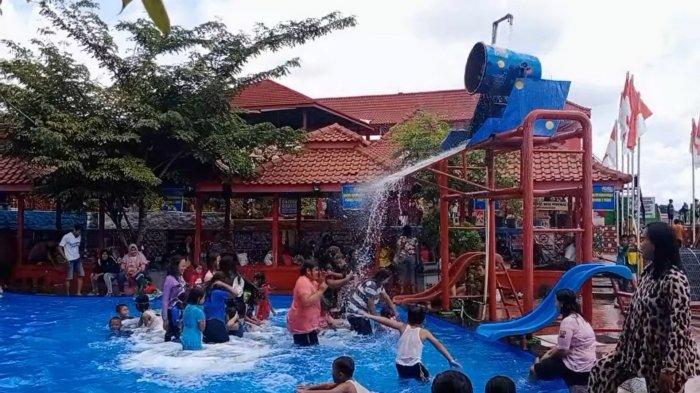 Suasana Liburan Natal dan Tahun Baru di Zamzam Pool, Desa Manislor, Kecamatan Jalaksana, Kabupaten Kuningan.