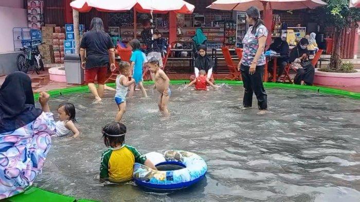 Suasana Liburan Natal dan Tahun Baru di Zamzam Pool, Desa Manislor, Kecamatan Jalaksana, Kabupaten Kuningan.