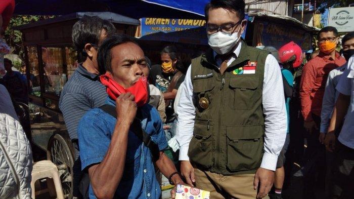 Ade Londok (kiri) saat diberi ponsel oleh Gubernur Jabar, Ridwan Kamil.