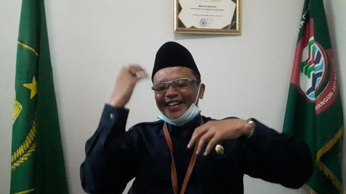 Budi Ali Hidayat saat diwawancara Tribun Jabar, di ruang kerjanya, KUA Kecamatan Cimahi Tengah