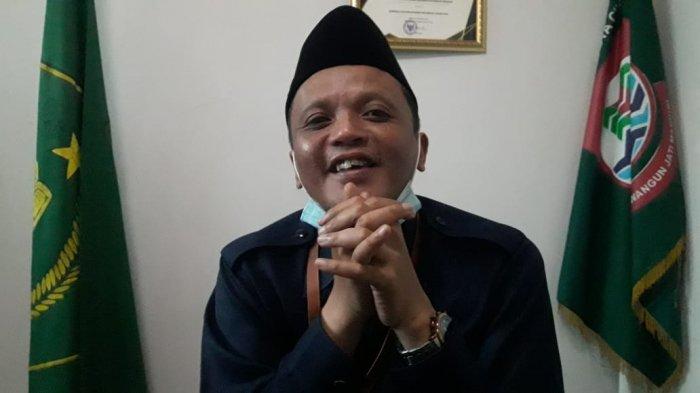 Budi Ali Hidayat saat diwawancara Tribun Jabar, di ruang kerjanya KUA Kecamatan Cimahi Tengah