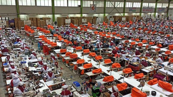 Ratusan pegawai pabrik PT Eksonido Multiproduct Industry sedang mengerjakan produk Eiger