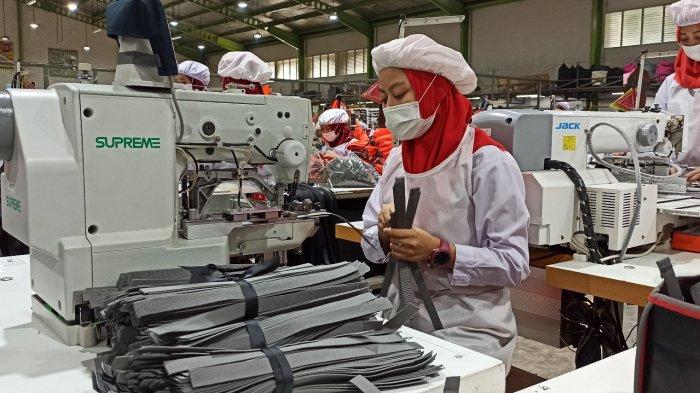 Pegawai pabrik PT Eksonido Multiproduct Industry yang sedang menjahit produk Eiger