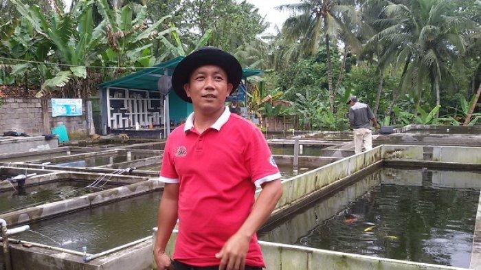 Hendar Suhendar, Ketua Pembudidaya Perikanan Ciamis (PPC), yang juga peternak ikan koi di Kampung Jiwa Karsa, RW 03, Dusun Tanjung, Desa Tanjungsari, Kecamatan Banjaranyar, Ciamis peternak ikan koi di Kampung Jiwa Karsa, RW 03, Dusun Tanjung, Desa Tanjungsari, Kecamatan Banjaranyar, Ciamis