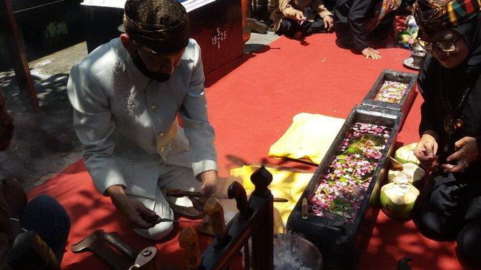 Ritual jamasan di pelataran cungkup Makam Kanjeng Prebu di Kompleks Situs Jambansari, Ciamis, Minggu (1/11/2020) siang.