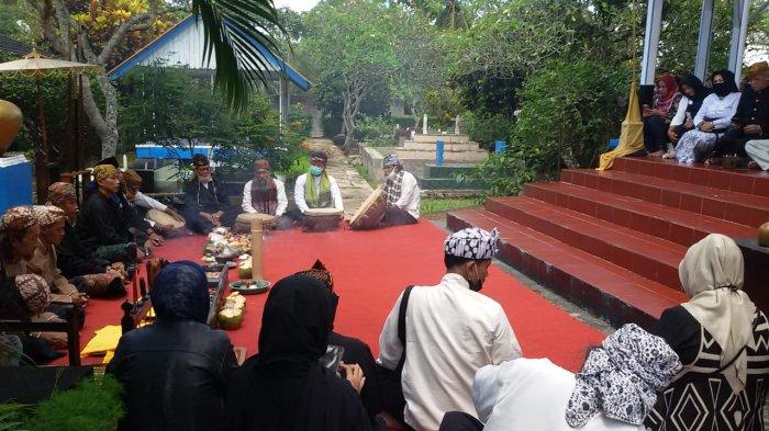 Ritual jamasan di pelataran cungkup Makam Kanjeng Prebu di Kompleks Situs Jambansari, Ciamis, Minggu (1/11/2020) siang.