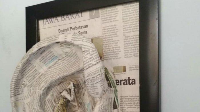 telinga karya Hakimun Mujib, warga Cijeunjing, Ciamis yang dibuat dari koran bekas.