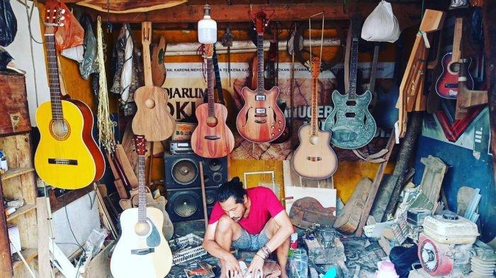 Heri Herianto alias Meeng sedang membuat gitar di bengkelnya, Kampung Raweuy, Desa Wargakerta, Kecamatan Sukarame, Kabupaten Tasikmalaya.
