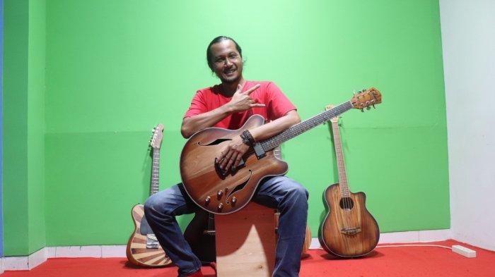Heri Herianto alias Meeng pembuat gitar d sat berkunjung ke Studio Tribun Jabar
