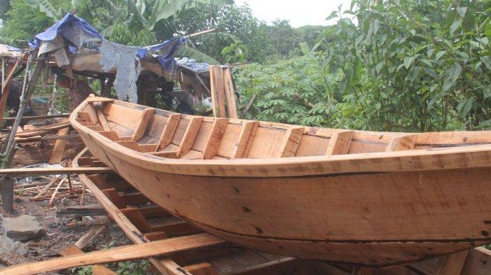 Pembuatan perahu di Cikarees Kelurahan Baleendah, Kecamatan Baleendah, Kabupaten Bandung.