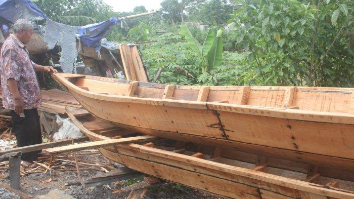 Abah Karun mengawasi pembuatan perahu di Cikarees Kelurahan Baleendah, Kecamatan Baleendah, Kabupaten Bandung.