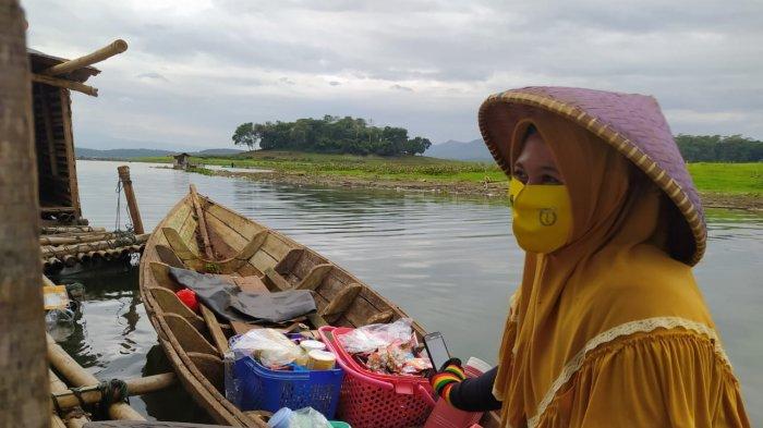 Yayah, Ibu muda penjual kopi keliling di atas perahu di Danau Jangari, Cianjur