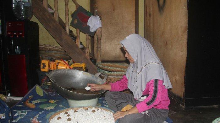Yeti membuat borondong di rumahnya, Kampung Sangkan, Desa Laksana, Kecamatan Ibun, Kabupaten Bandung.