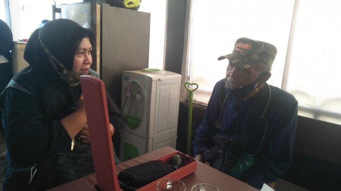 Rahmat Ali (kanan) sedang mengukur tensi darah warga di Jalan Perpustakaan, Kota Sukabumi