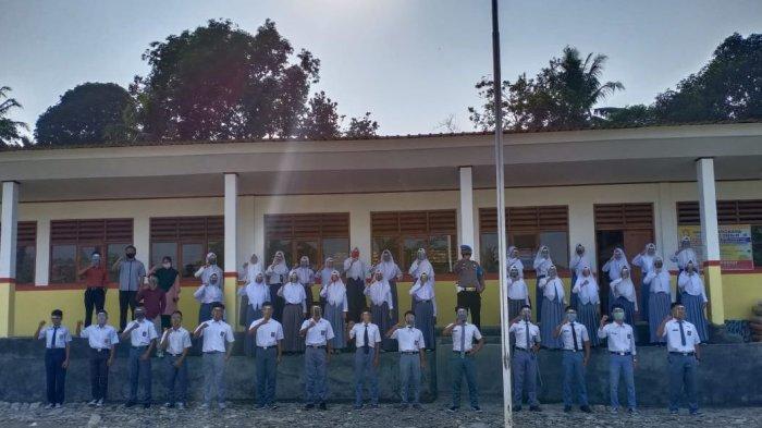 SMK Bhayangkara berfoto bersama di Kampung Pamugaran, Desa Cisolok, Kecamatan Cisolok, Kabupaten Sukabumi