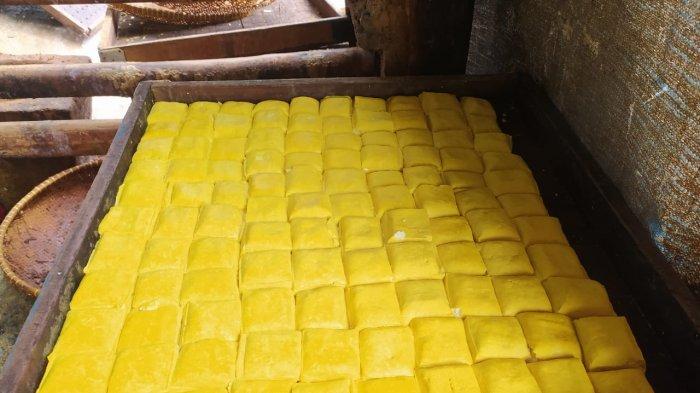 Tahu Cibuntu di sentra Tahu Cibuntu, Kelurahan Warung Muncang, Kecamatan Bandung Kulon, Kota Bandung.