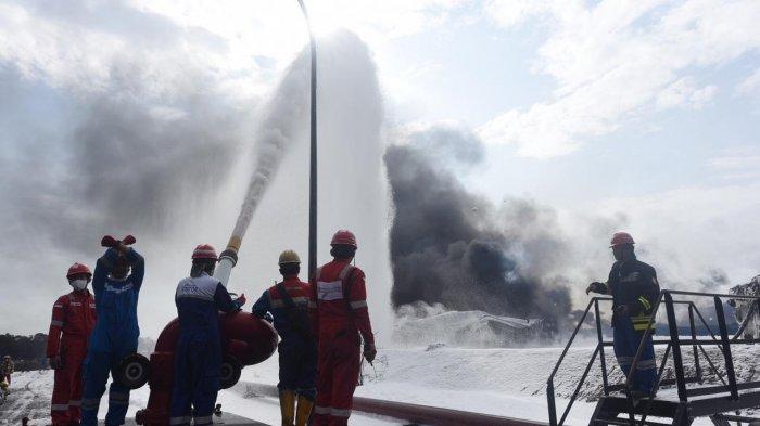 Petugas saat memadamkan api menggunakan alat Terminator Canon Foam atau meriam pelontar busa di PT Pertamina RU VI Balongan