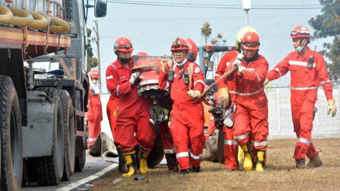 Petugas pemadam menggunakan alat Terminator Canon Foam atau meriam pelontar busa di PT Pertamina RU VI Balongan