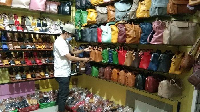 Ridian Gusdiana di Toko Kulit Rai SJ, Sukaregang, Garut