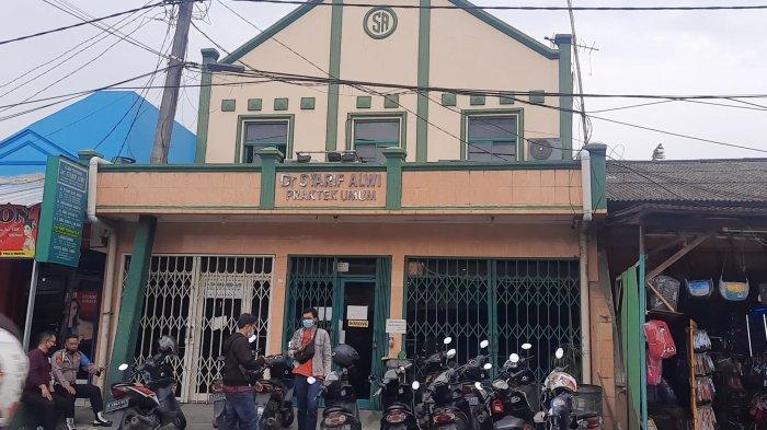 Klinik Pratama Dokter Syarif Alwi di Jalan Nusantara Raya, Blok A3/22, Perumnas 3, Kecamatan Bekasi Timur, Kota Bekasi.