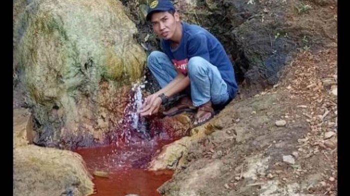 Sumber air asin di Desa Sungai Keradak.