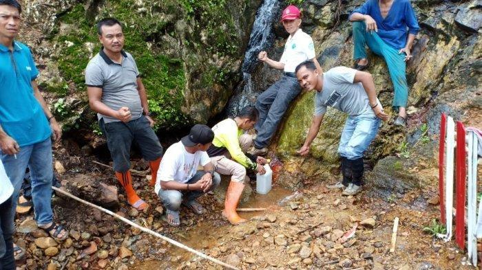 Sumber air asin di Desa Sungai Keradak.