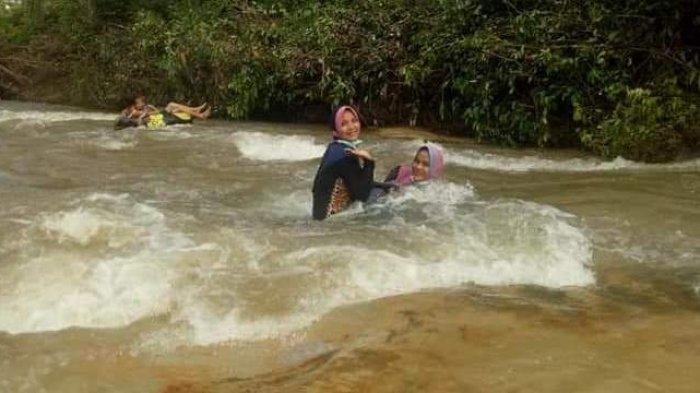 Asyik bermain di Sungai Napal.