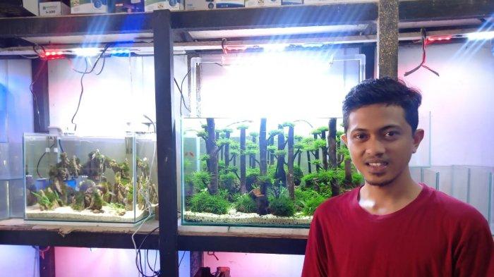 Aad membuka toko Aquascapenya di Jalan Sunan Giri Suka Karya, Kota Baru, Jambi.