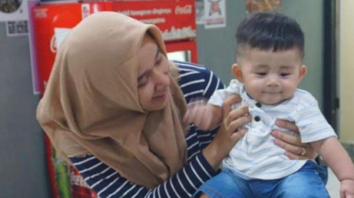 Azizah Syafiq Almuhdhar dan putra pertamanya, Zayd Alwi Assegaf.